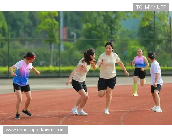 4×100米混合接力队伍配合默契，混合接力比赛